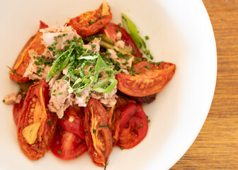 Ensalada de tomate y atún