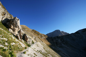 montagna italiana abruzzo gran sasso veduta sentieri lago 