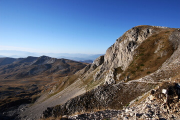 montagna italiana abruzzo gran sasso veduta sentieri lago 