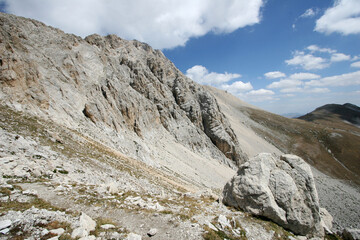 montagna italiana abruzzo gran sasso veduta sentieri lago 