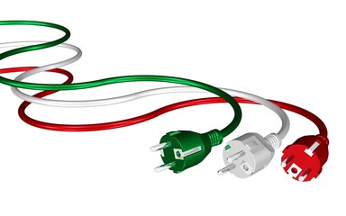 bunte Stromkabel mit Stecker in den Farben der italienischen Flagge