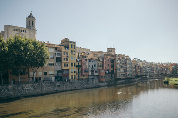 Fototapeta premium A body of water with a city in the background