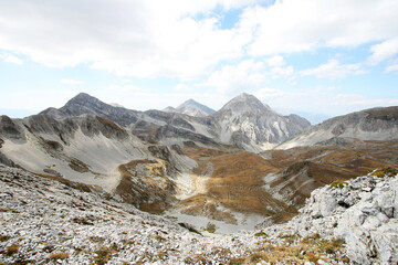 montagna italiana abruzzo gran sasso veduta sentieri lago 
