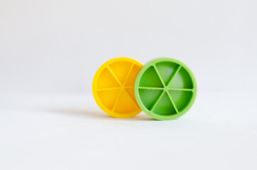 Green and yellow circles, representation of citrus fruits