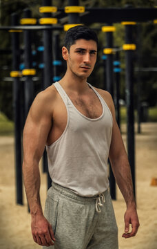 hombre musculoso con camiseta blanca, entrenador personal, cuerpo escultural