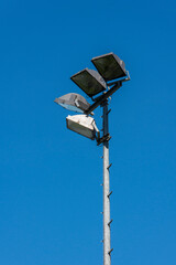 Flutlicht vor blauem Himmel