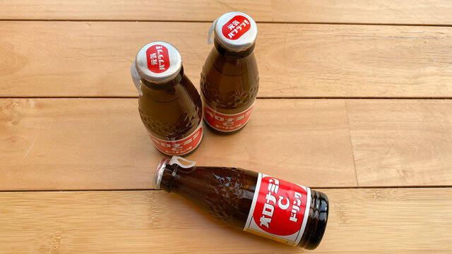 差し入れにもらったオロナミンCドリンク。大塚製薬のエナジードリンク(炭酸栄養ドリンク)。2021年4月撮影/日本