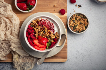 Petit déjeuner bol de granola yaourt fraises et framboises