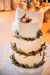 Fototapeta na wymiar Wedding decor in a restaurant, the wedding cake on the table