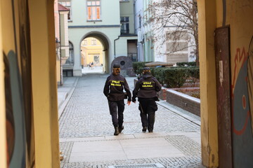 Straż miejska na patrolu miasta wrocław. - obrazy, fototapety, plakaty