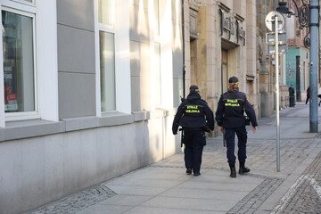 Straż miejska na patrolu miasta wrocław.