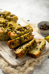 cake fait maison aux courgettes basilic et graines de courge