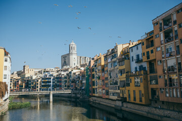 Obraz premium A boat in the water with a city in the background