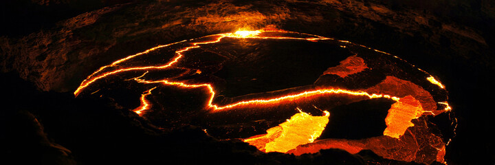 Au bord du lac de lave du volcan Erta Ale en Éthiopie