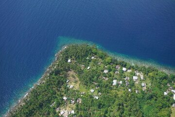 Luftaufnahme von der Küste Papua-Neuguineas bei Madang
