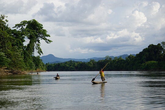 Menschen in Booten in der Sepik-Region (Karawari-Fluss) in Papua-Neuguinea