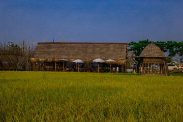 Obraz premium The natural background of the morning light rising in the middle of the sea and surrounded by mountains, cool breezes, the beauty of the ecology of the tourist attractions.