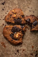 Cookie chocolat noisettes en gros plan	
