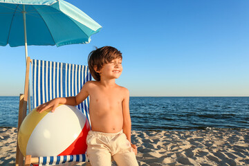 Cute little boy on sea beach © Pixel-Shot