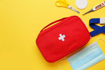 Naklejka premium First aid kit on color background