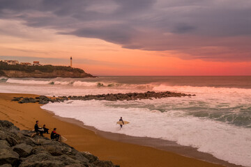 Surfer at the lighthouse of Biarritz, france - obrazy, fototapety, plakaty