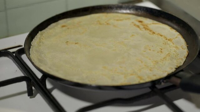 crepes frying, making pancakes in a pan, Palačinke
