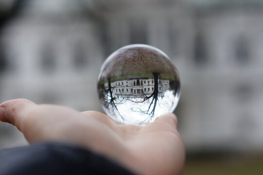 Pałac Opackich ukryty w kuli kryształowej