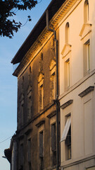 Rues de Casteljaloux, bordées de bâtiments à l'architecture ancienne