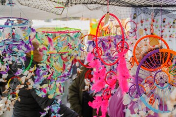 Atrapasueños coloridos en un mercado callejero para la venta. Objetos colgados en los puestos...