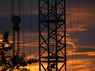 Fragment dźwigu budowlanego na tle zachodu słońca © vofchok