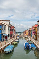 Fototapeta na wymiar discovery of the city of Venice, Burano and its small canals and romantic alleys
