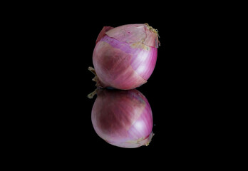 A single onion with the onion being relfected on a black background, a wallpaper with fresh onion