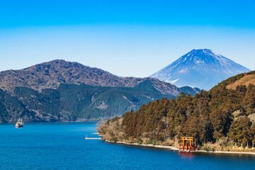 芦ノ湖と富士山　冬景