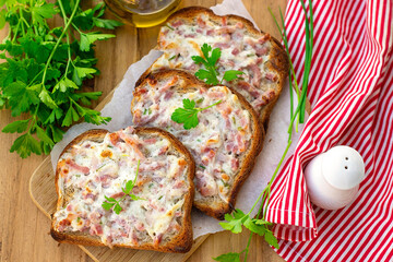Flammekueche toasts with lardons, onions and sour cream