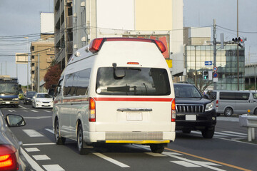 救急車　緊急走行 