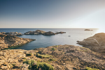 Fototapeta premium A rocky beach next to a body of water