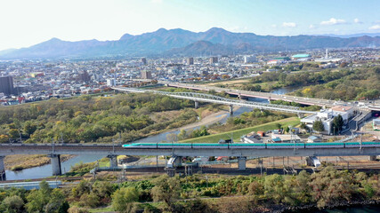 日本の絶景を走る新幹線。