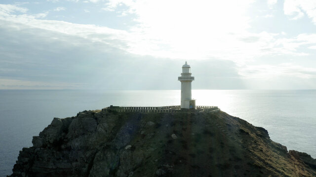 五島列島の崖に立つ灯台。ドローンで空中撮影。