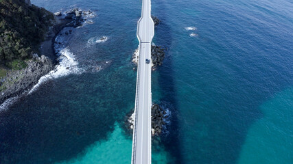 真俯瞰で道路の撮影。絶景のドライブコース角島大橋。青空と海。