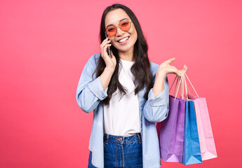 An image of a beautiful happy woman holding shopping bags.