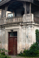 Fototapeta na wymiar Ancient entrance door of old building with terrace