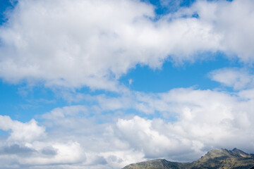 Obraz premium Blue sky and clouds over the rocks, beautiful cloud landscape over mountain range