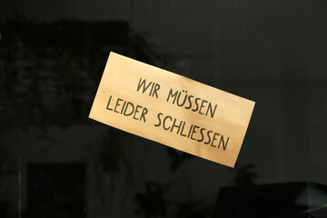 wir müssen leider schliessen zettel am schaufenster