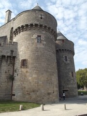 Fototapeta na wymiar Das Tor St. Michel in der Stadtmauer der „Salzstadt