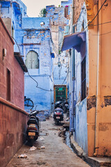 Fototapeta na wymiar Blue houses in streets of of Jodhpur
