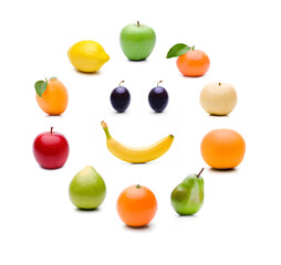 Fototapeta na wymiar Verschiedene Früchte in einem Kreis auf weissem Hintergrund