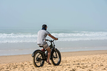 man doing fat bike on the beach - 426111369
