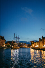 Obraz premium A boat is docked next to a body of water