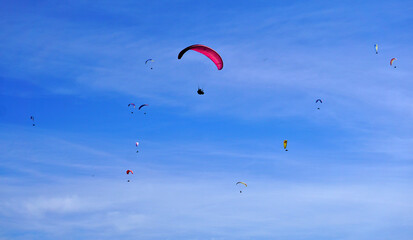 Gleitschirmflieger, Paraglider auf der Schwäbischen Alb, Deutschland