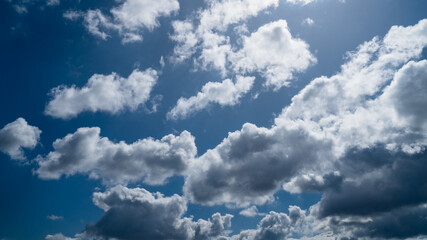 Chmury na niebieskim niebie stanowiące naturalne tło